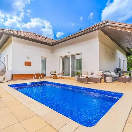 Willa Sara S Bazenem A Infrasaunou Na Kraji Prahy Zbuzany