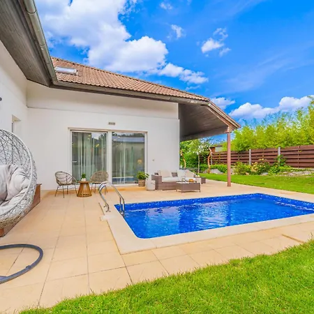 Willa Sara S Bazenem A Infrasaunou Na Kraji Prahy