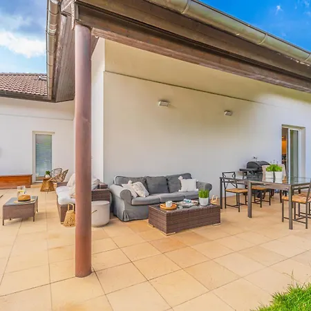 Sara S Bazenem A Infrasaunou Na Kraji Prahy Willa Zbuzany