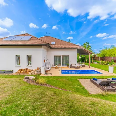 Sara S Bazenem A Infrasaunou Na Kraji Prahy Willa Zbuzany