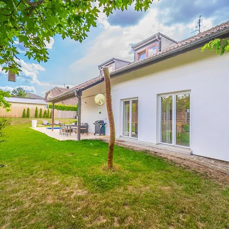 Villa Sara S Bazenem A Infrasaunou Na Kraji Prahy Zbuzany