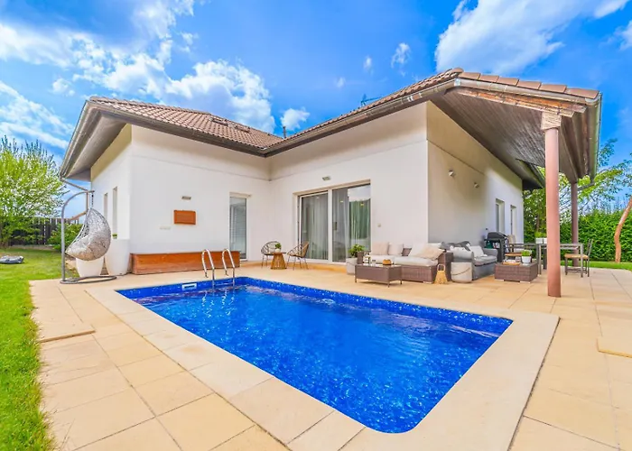 Villa Sara S Bazenem A Infrasaunou Na Kraji Prahy Zbuzany