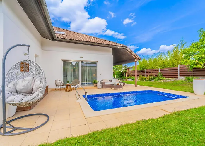 Villa Sara S Bazenem A Infrasaunou Na Kraji Prahy